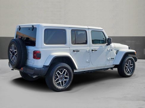 Used 2025 Jeep Wrangler Unlimited Sahara AWD/4WD image 2