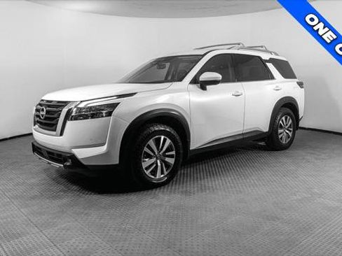Used 2022 Nissan Pathfinder SL image 2