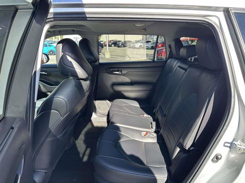 Used 2023 Toyota Highlander XLE image 13