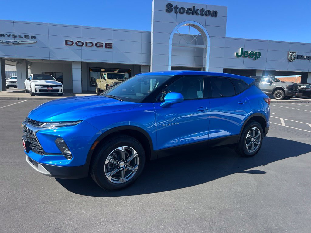 Used 2025 Chevrolet Blazer LT FWD image 2