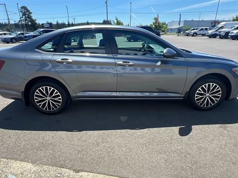 Used 2019 Volkswagen Jetta SE w/ Cold Weather Package FWD image 4