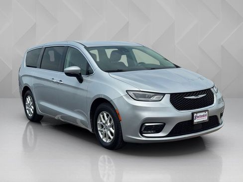 Used 2023 Chrysler Pacifica Touring-L FWD image 3