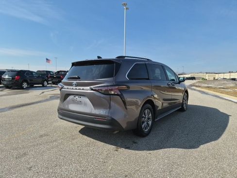 Used 2023 Toyota Sienna XLE image 5