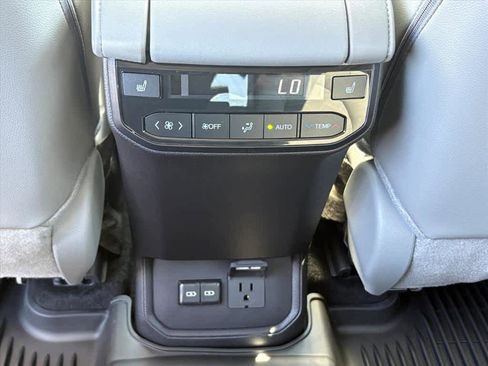 Used 2025 Toyota Highlander Platinum image 9