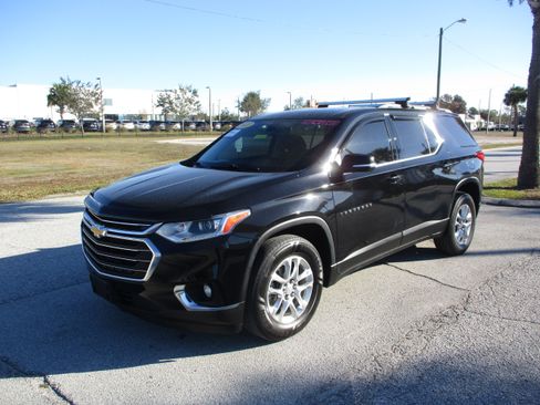 Used 2021 Chevrolet Traverse LT image 3