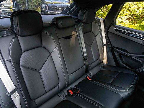 Used 2022 Porsche Macan image 26