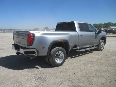 New 2026 GMC Sierra 3500 SLT w/ SLT Premium Package AWD/4WD image 4