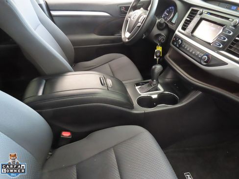 Used 2016 Toyota Highlander LE FWD image 24