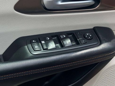 Used 2017 Chrysler Pacifica Touring FWD image 18