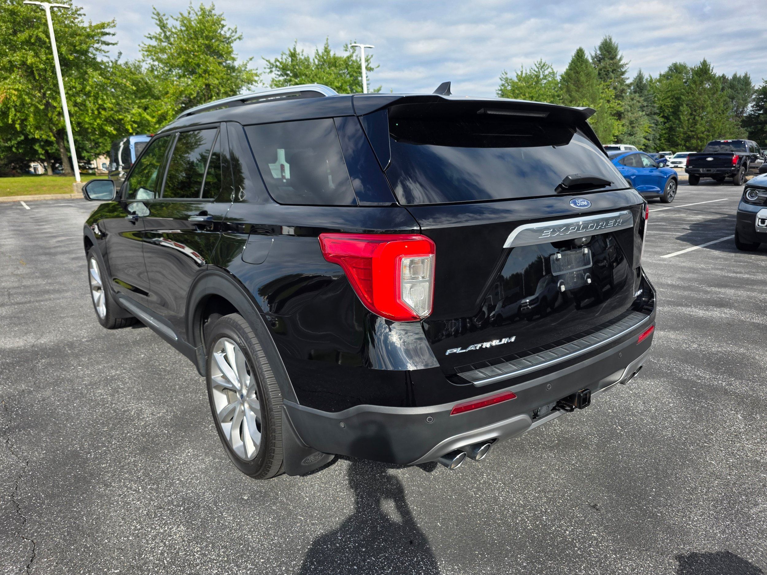 Used 2022 Ford Explorer Platinum w/ Equipment Group 601A AWD/4WD image 3