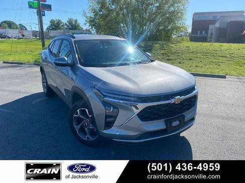 Used 2025 Chevrolet Trax LT w/ LT Convenience Package FWD image 1