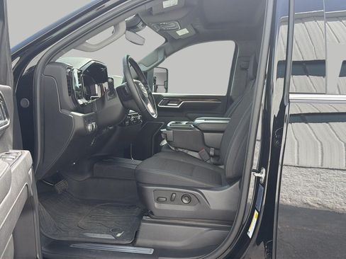 Used 2025 GMC Sierra 2500 SLE w/ SLE Value Package; AWD/4WD image 8