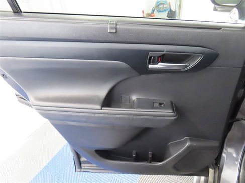 Used 2022 Toyota Highlander XLE FWD image 31
