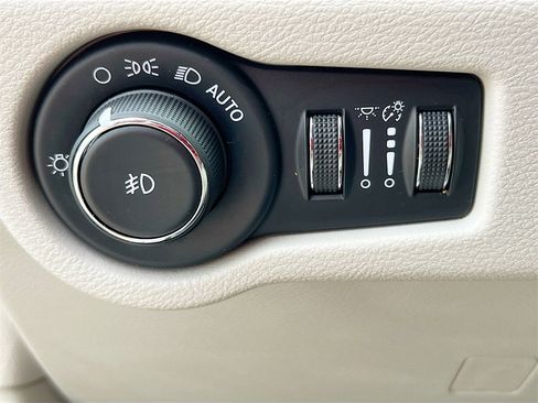 Used 2019 Chrysler Pacifica Touring-L Plus w/ Tire & Wheel Group image 10