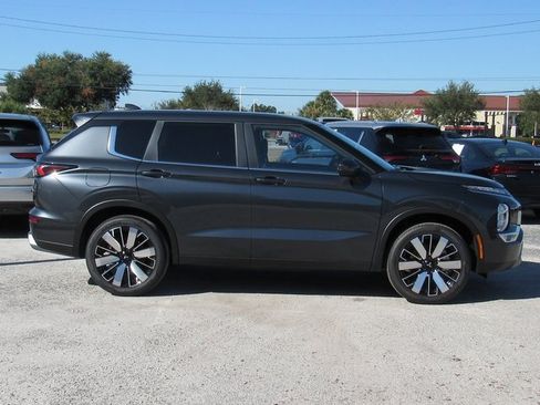 New 2025 Mitsubishi Outlander SE image 2