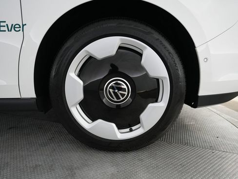 Used 2025 Volkswagen ID. Buzz Pro S RWD image 9