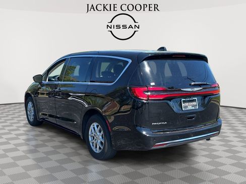 Used 2024 Chrysler Pacifica Touring-L FWD image 7