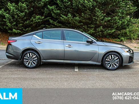 Used 2025 Nissan Altima 2.5 SV FWD image 9
