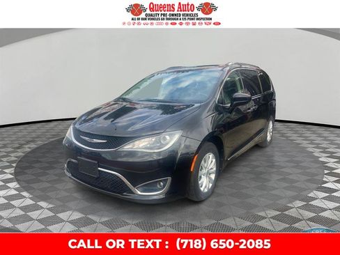 Used 2019 Chrysler Pacifica Touring-L image 3