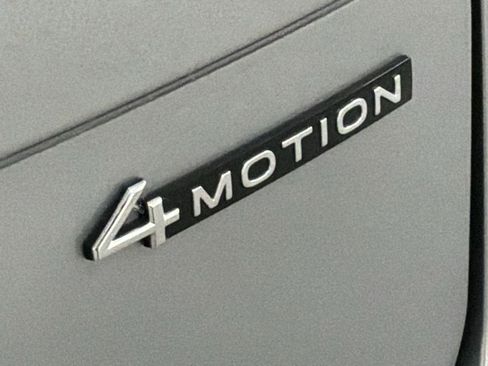 Used 2024 Volkswagen Tiguan SE w/ Panoramic Sunroof Package image 24