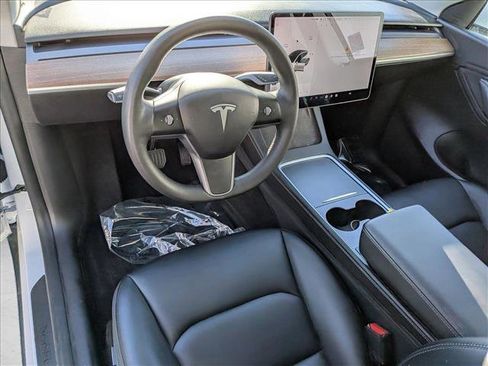 Used 2022 Tesla Model Y Long Range image 11