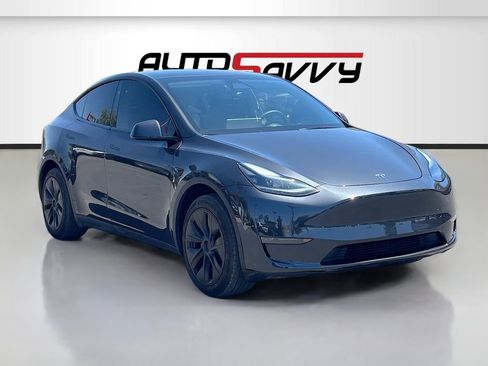 Used 2024 Tesla Model Y Long Range RWD image 1