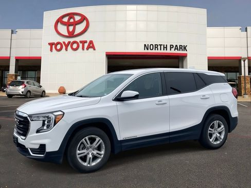 Used 2024 GMC Terrain SLE FWD image 1