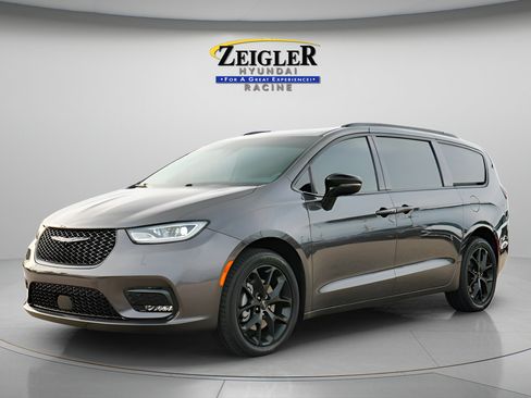 Used 2023 Chrysler Pacifica Limited w/ S Appearance Package AWD/4WD image 3