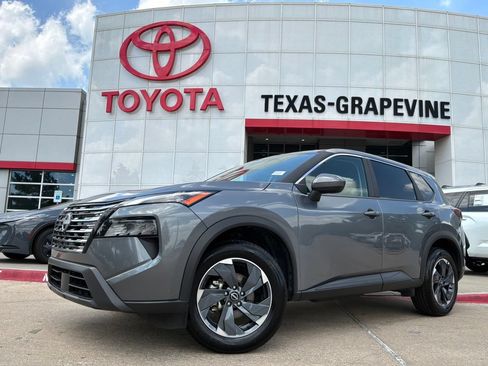 Used 2025 Nissan Rogue SV FWD image 2