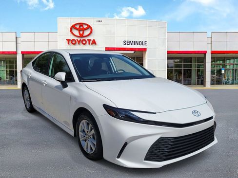 Used 2025 Toyota Camry LE image 2
