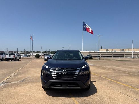 Certified 2025 Nissan Rogue SV FWD image 5