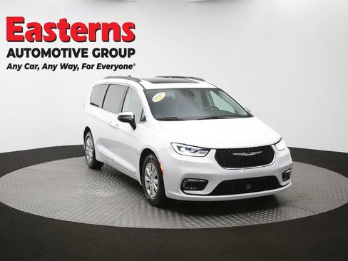 Used 2023 Chrysler Pacifica Limited FWD image 52