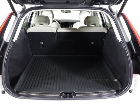 Used 2023 Volvo XC60 B5 Core w/ Climate Package image 19