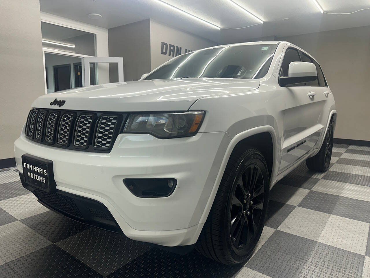 Used 2019 Jeep Grand Cherokee Altitude AWD/4WD image 3