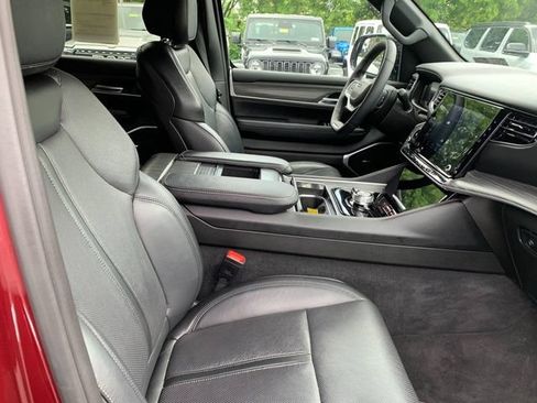 Used 2024 Jeep Wagoneer Series II w/ Flexible Seating Group AWD/4WD image 12
