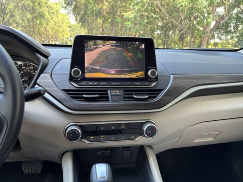 Used 2025 Nissan Altima 2.5 SV FWD image 17