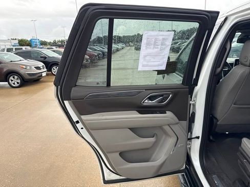 Used 2023 GMC Yukon SLT w/ SLT Premium Package AWD/4WD image 10