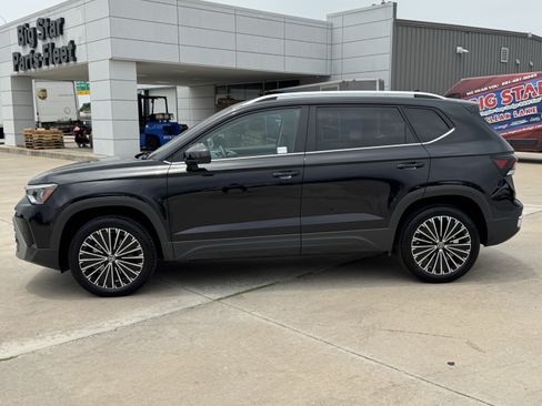 Used 2025 Volkswagen Taos SE FWD image 7