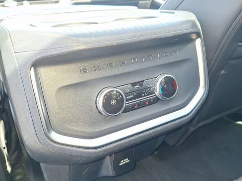 Used 2025 Ford Expedition Max Platinum image 17