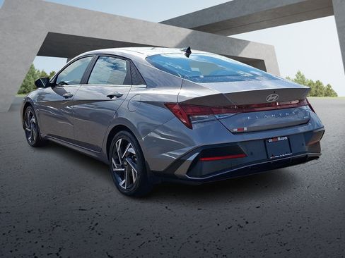 Used 2024 Hyundai Elantra Limited FWD image 4