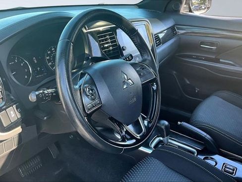 Used 2018 Mitsubishi Outlander FWD image 16