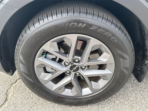 Used 2024 Kia Telluride LX image 11