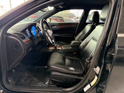 Used 2013 Chrysler 300 image 29