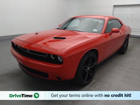 Used 2016 Dodge Challenger SXT RWD image 1