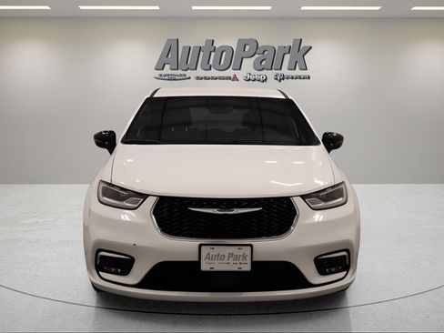 Used 2025 Chrysler Pacifica Select FWD image 5