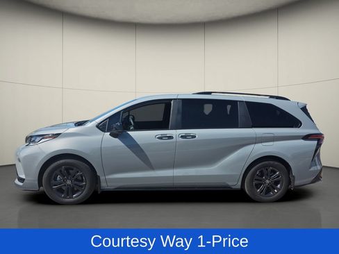 Used 2025 Toyota Sienna XSE AWD/4WD image 5