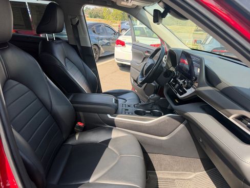 Used 2023 Toyota Highlander XLE AWD/4WD image 19