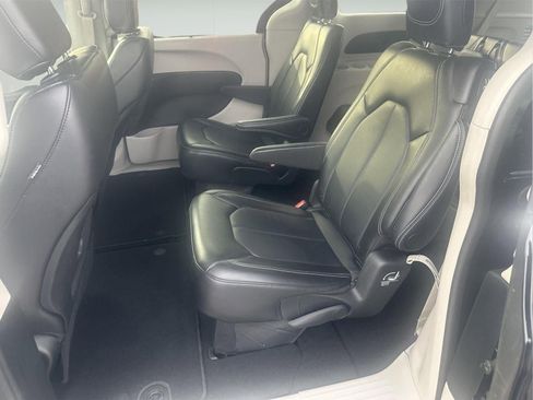 Used 2024 Chrysler Pacifica Touring-L image 32
