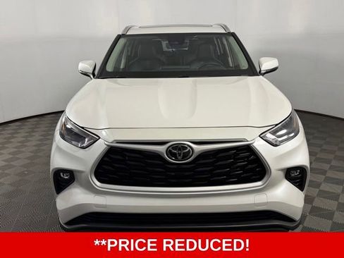 Used 2025 Toyota Highlander XLE FWD image 2