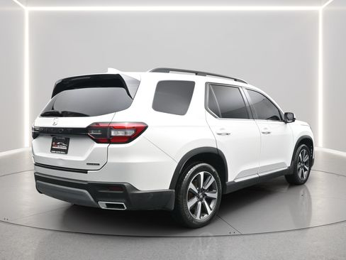 Used 2023 Honda Pilot Touring image 7